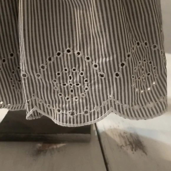 **Carter's Baby Girl Blue Strip / eyelet bottom Dress - 9M - Picture 4 of 4